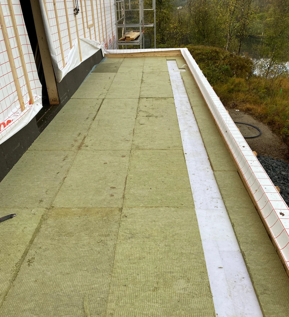 Kompakttak på bustad, Fjaler.